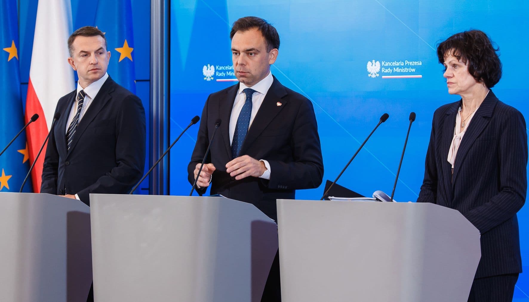 Rzecznik rządu Adam Szłapka (L), minister finansów i gospodarki Andrzej Domański (C) i podsekretarz stanu w ministerstwie finansów Hanna Majszczyk (P)
